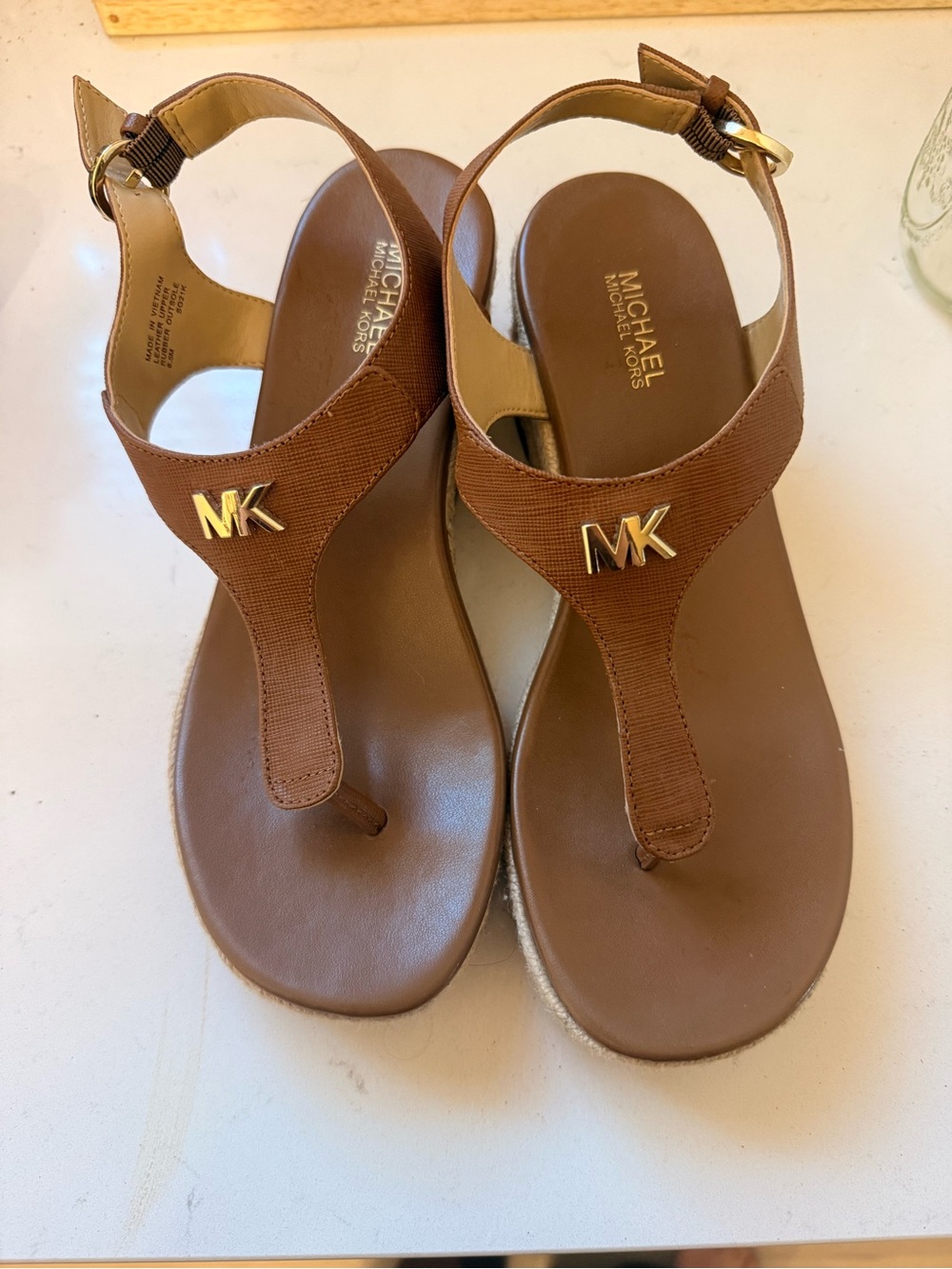 Michael Kors Tan Leather MK Logo Thong Sandals with Gold Hardware - Picture 2 of 9